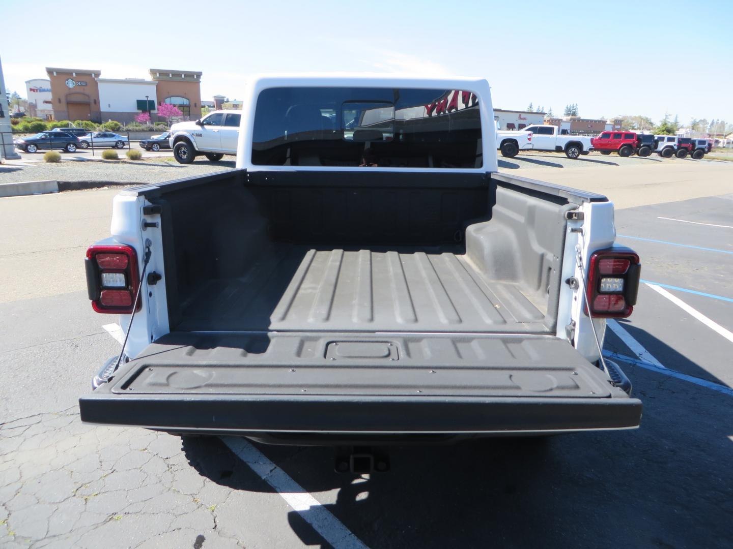 2021 White /Black Jeep Gladiator Mojave (1C6JJTEG5ML) with an 3.6L V6 DOHC 24V engine, automatic transmission, located at 2630 Grass Valley Highway, Auburn, CA, 95603, (530) 508-5100, 38.937893, -121.095482 - Mojave Edition Gladiator with 17" KMC wheels, 37" Cooper STT Pro tires, front bumper, Badlands winch, removable front license plate, and rock sliders. - Photo#13